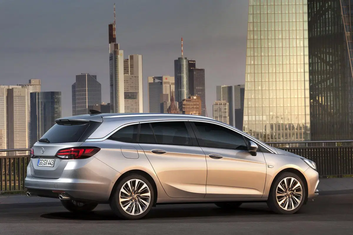 Opel Astra Sports Tourer: 200 kg più leggera e motori frizzanti (12)