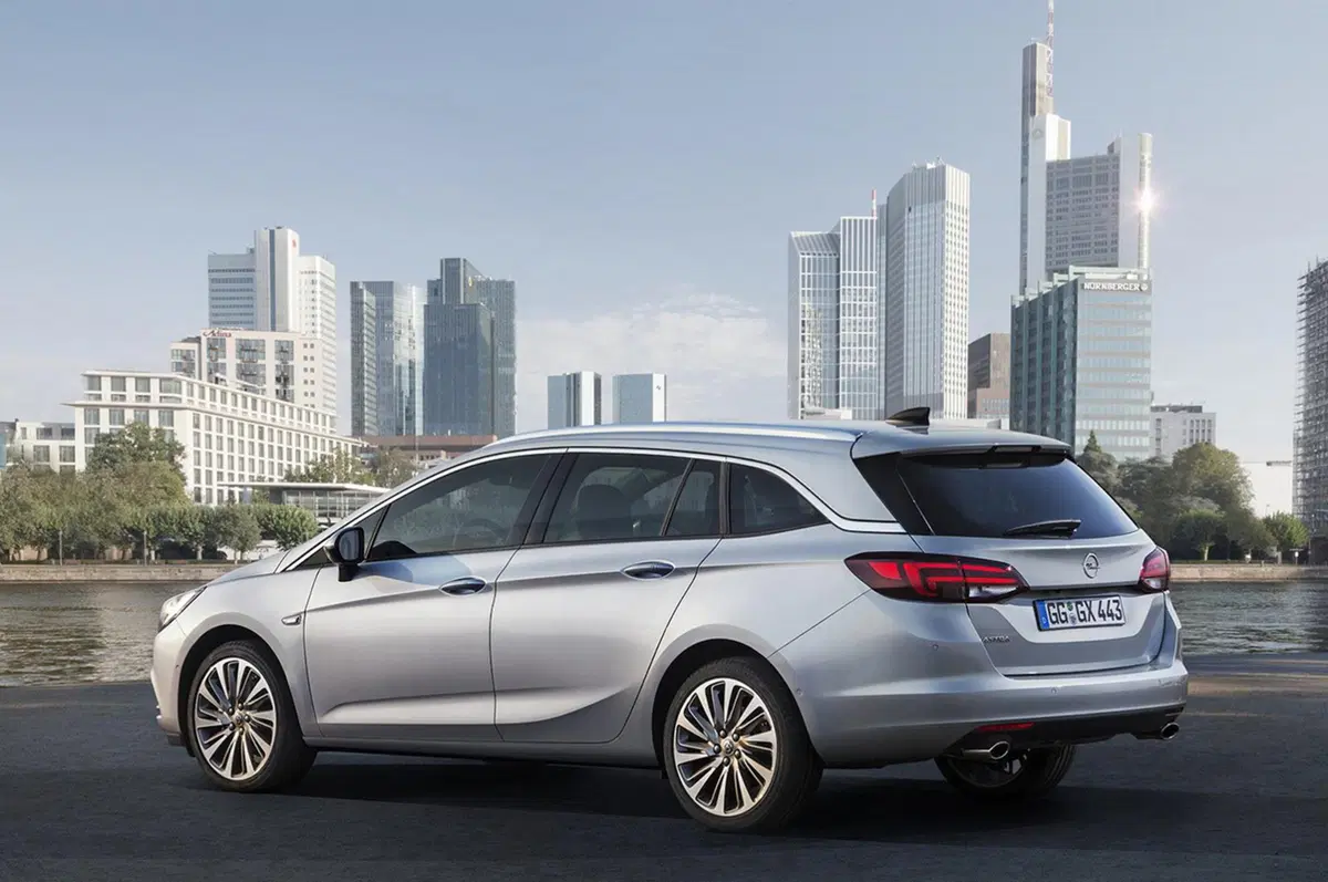 Opel Astra Sports Tourer: 200 kg più leggera e motori frizzanti (13)