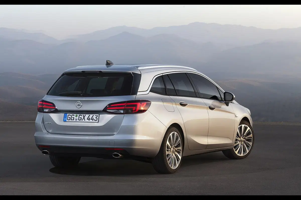 Opel Astra Sports Tourer: 200 kg più leggera e motori frizzanti (14)