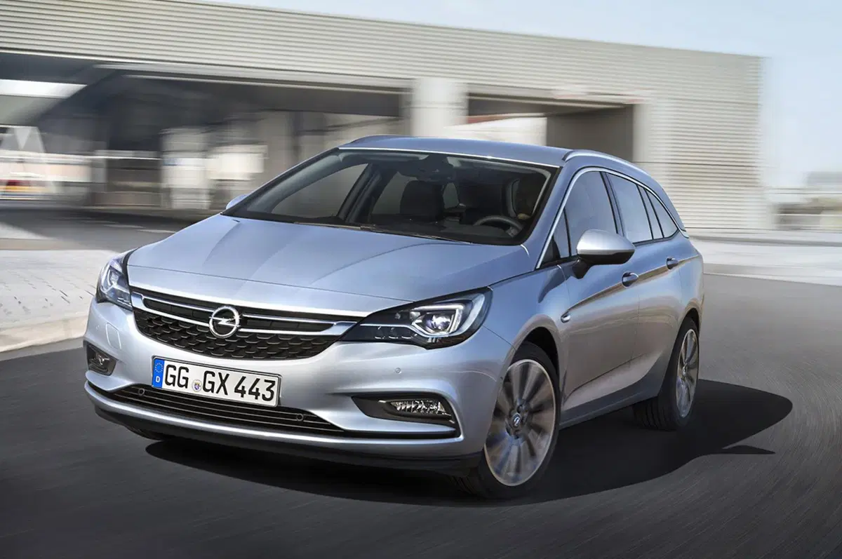 Opel Astra Sports Tourer: 200 kg più leggera e motori frizzanti (16)
