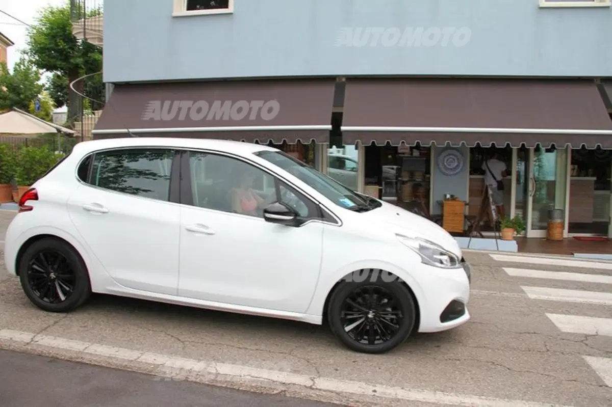 Peugeot 208 restyling (29)