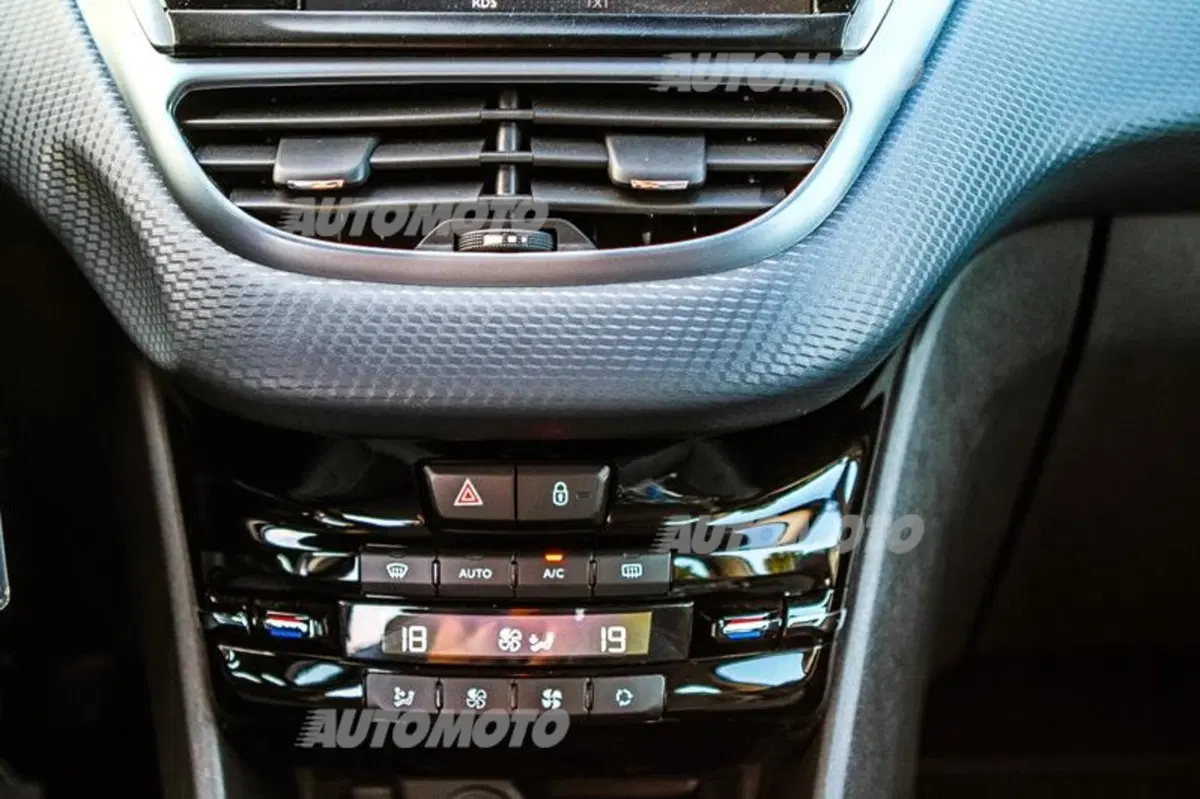 Peugeot 208 restyling (51)