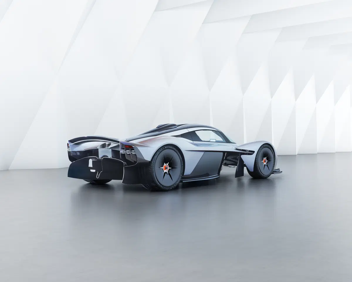 Aston Martin Valkyrie, ecco la versione definitiva (al 95%) (4)