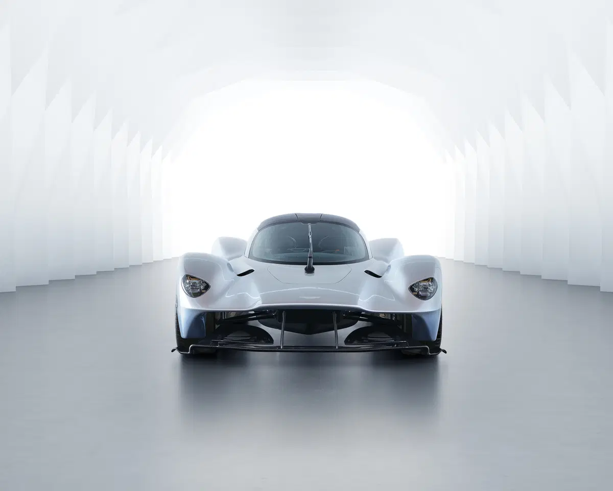 Aston Martin Valkyrie, ecco la versione definitiva (al 95%) (6)