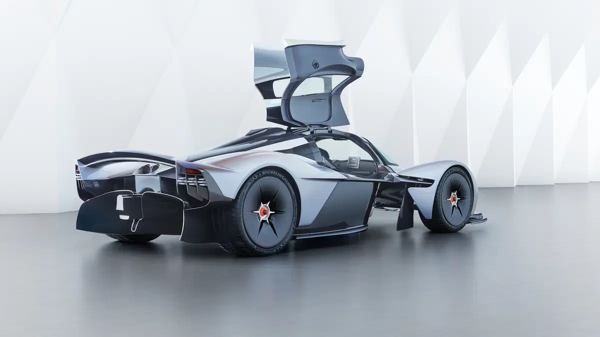 Aston Martin Valkyrie, ecco la versione definitiva (al 95%) (9)