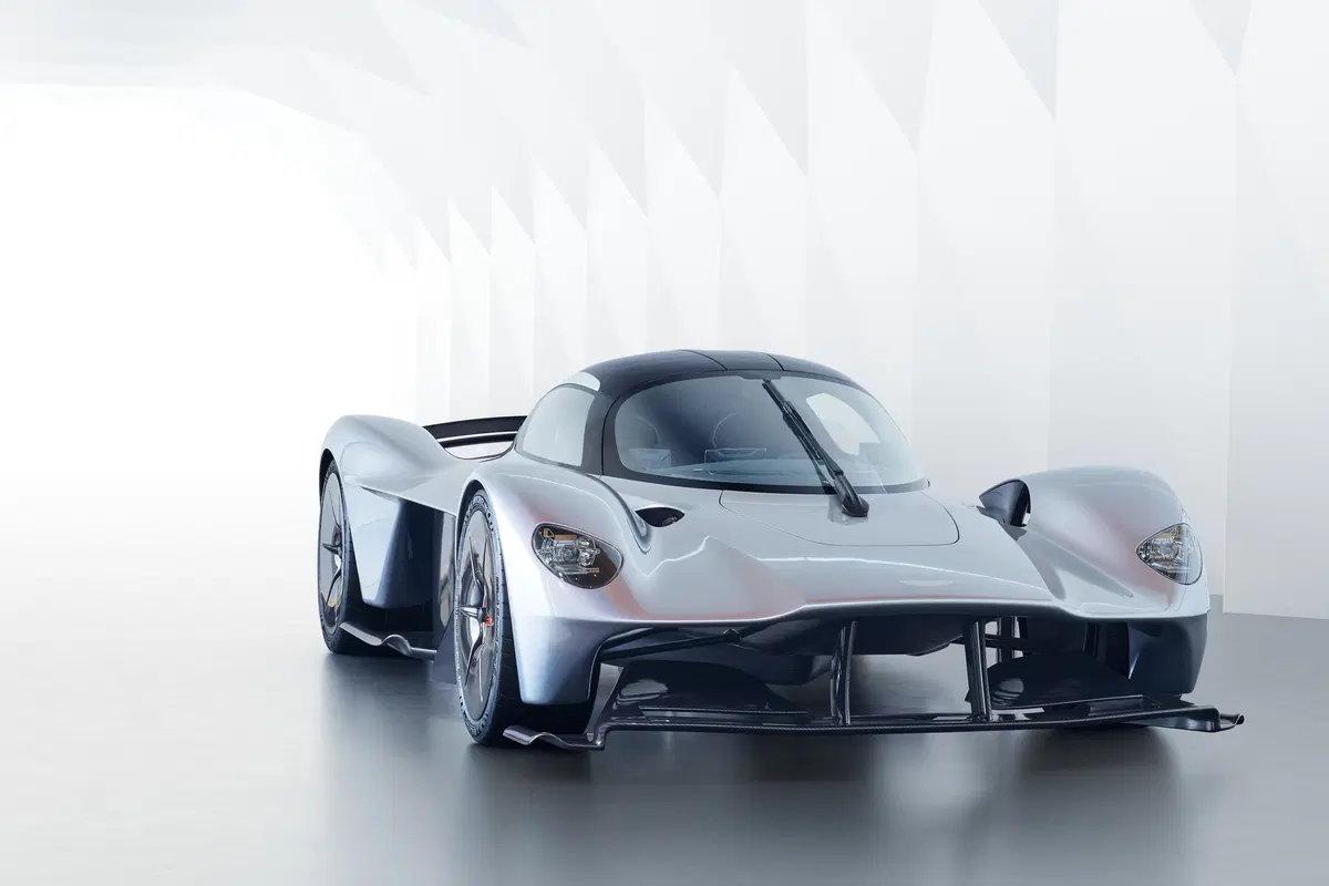 Aston Martin Valkyrie, ecco la versione definitiva (al 95%) (10)