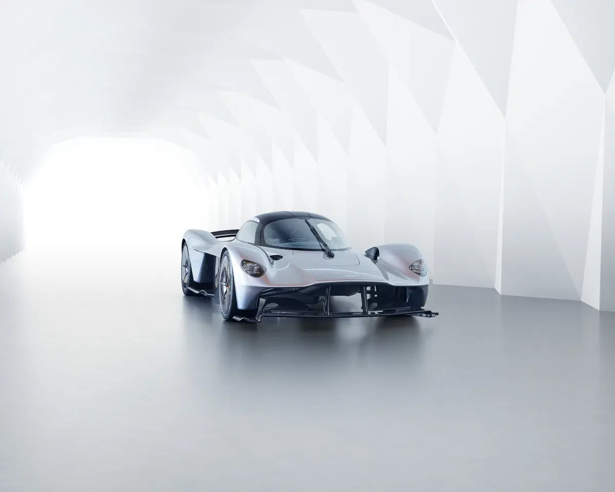 Aston Martin Valkyrie, ecco la versione definitiva (al 95%) (11)