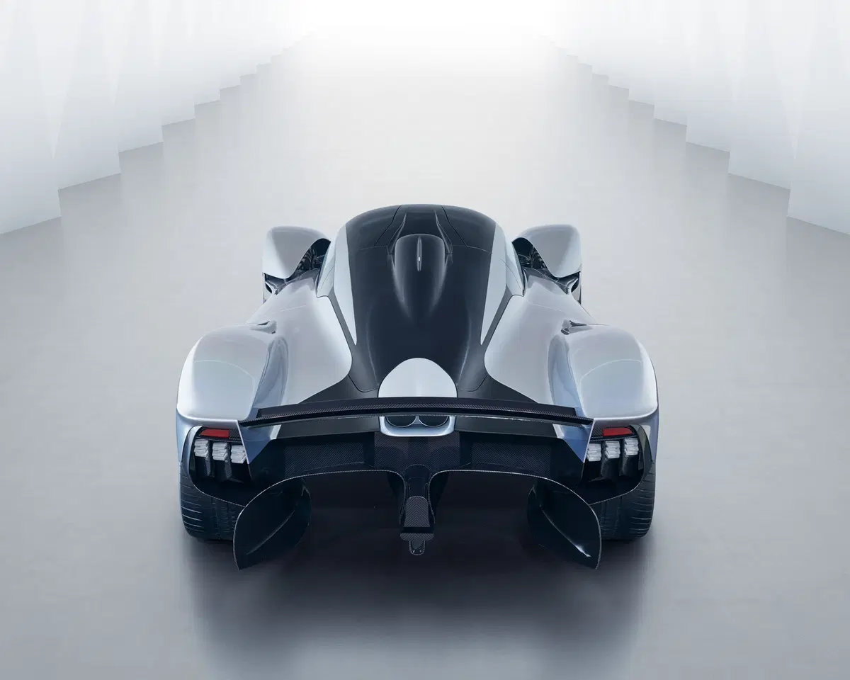 Aston Martin Valkyrie, ecco la versione definitiva (al 95%) (12)