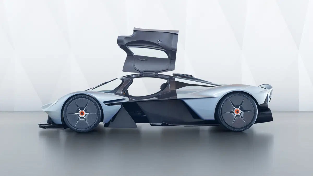 Aston Martin Valkyrie, ecco la versione definitiva (al 95%) (13)