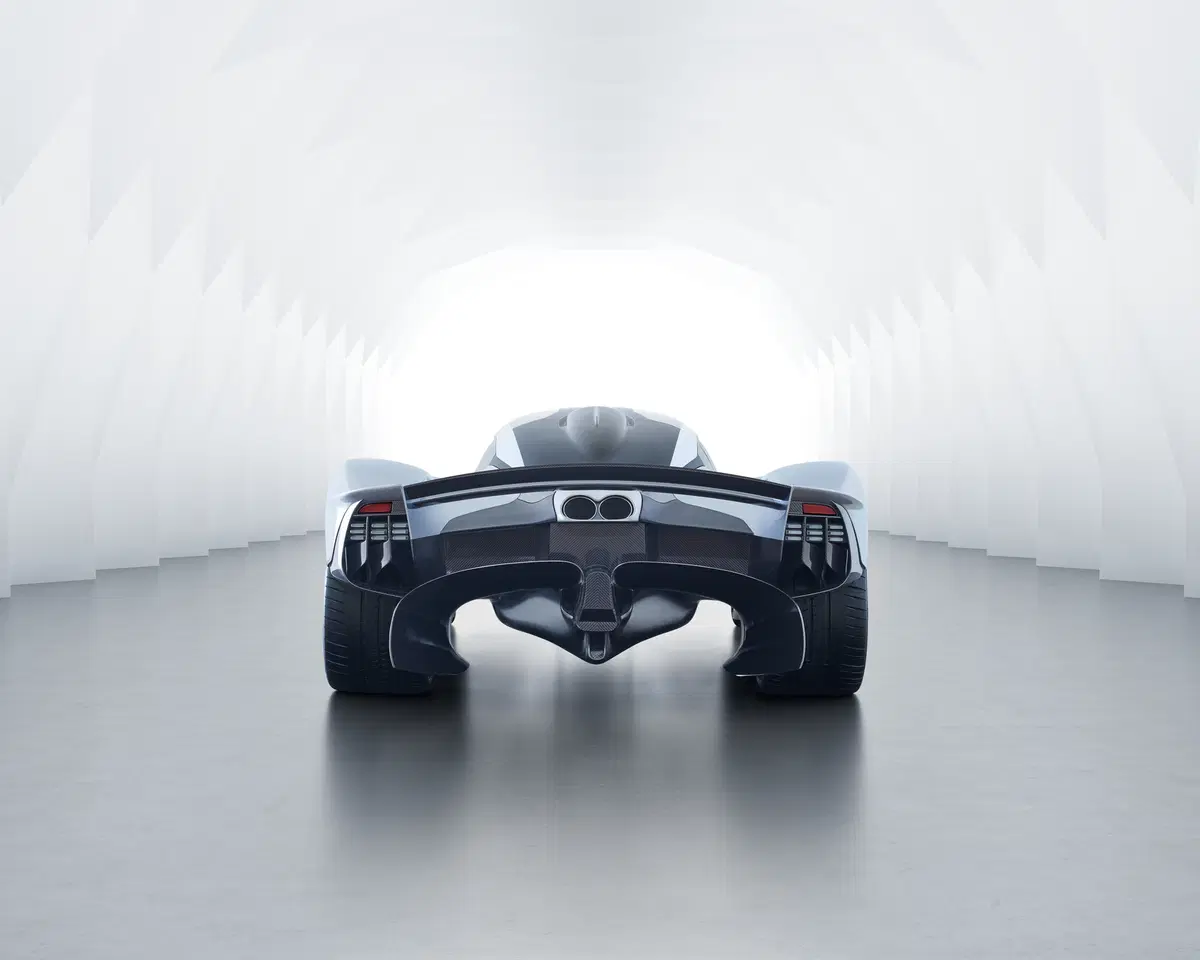 Aston Martin Valkyrie, ecco la versione definitiva (al 95%) (14)