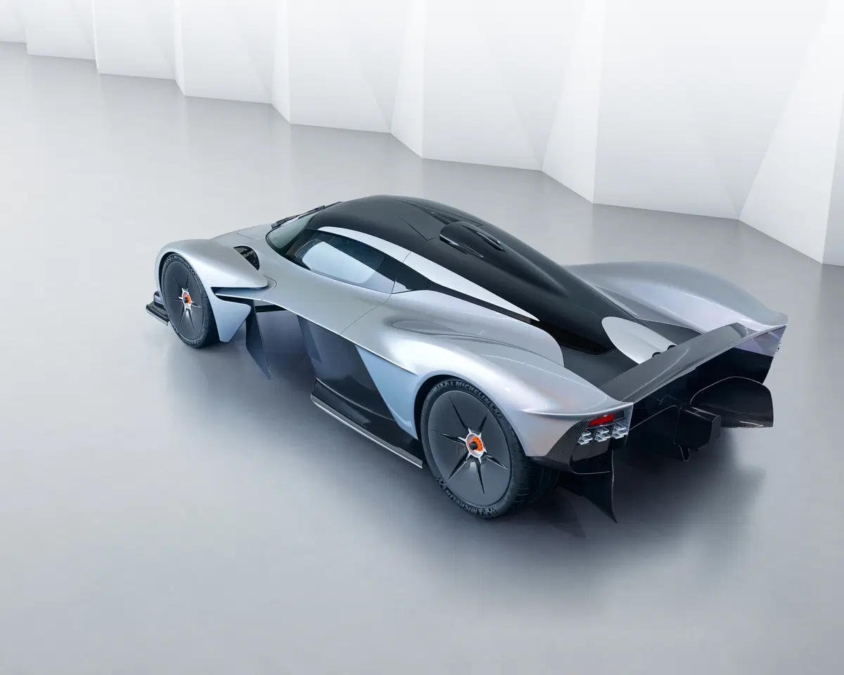 Aston Martin Valkyrie, ecco la versione definitiva (al 95%) (15)