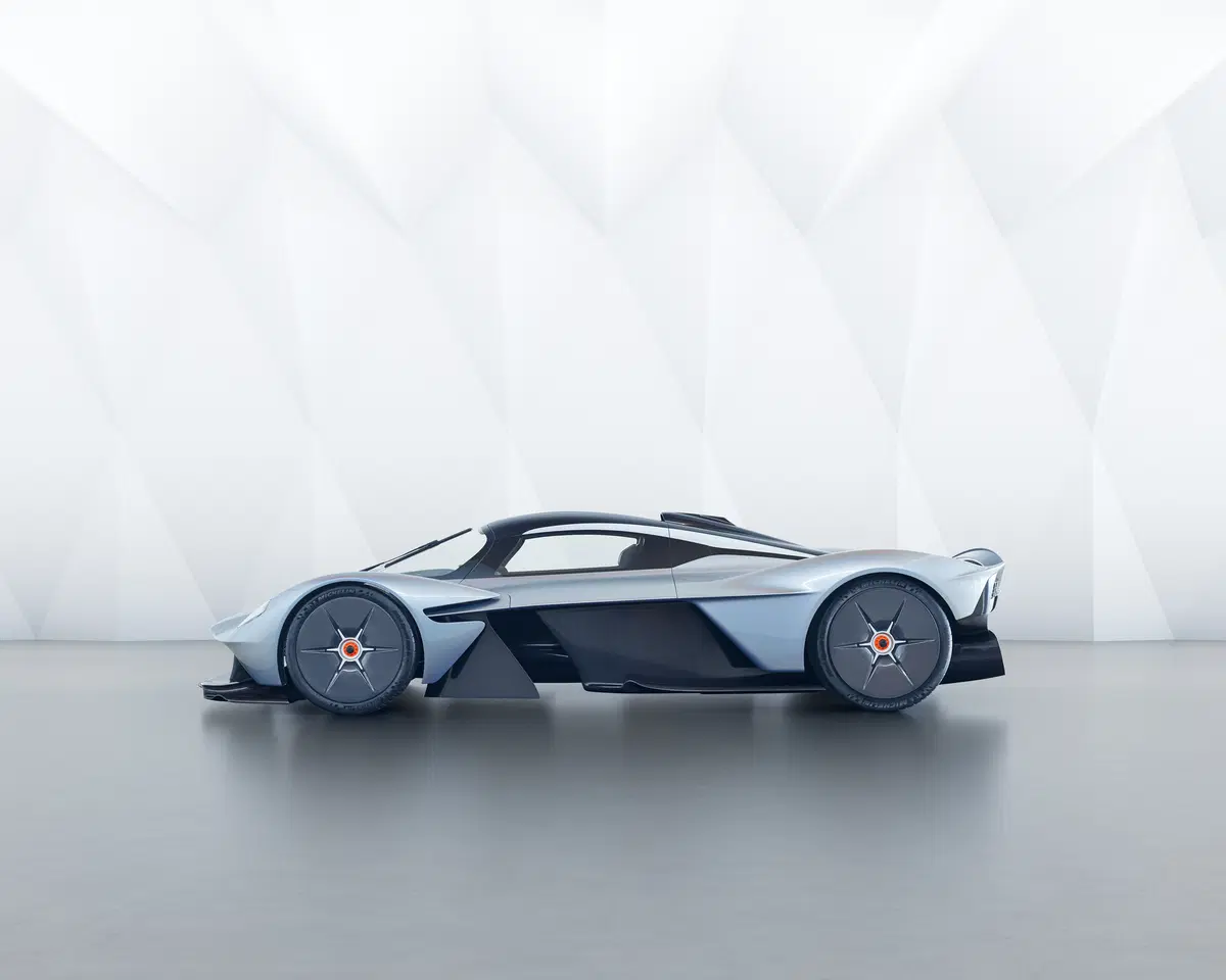 Aston Martin Valkyrie, ecco la versione definitiva (al 95%) (16)