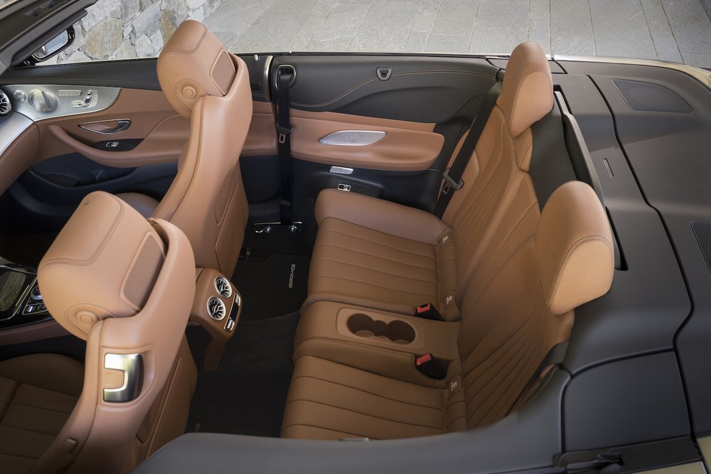 La Mercedes Classe E Cabrio assicura ottima abitabilit&agrave; anche ai passeggeri posteriori