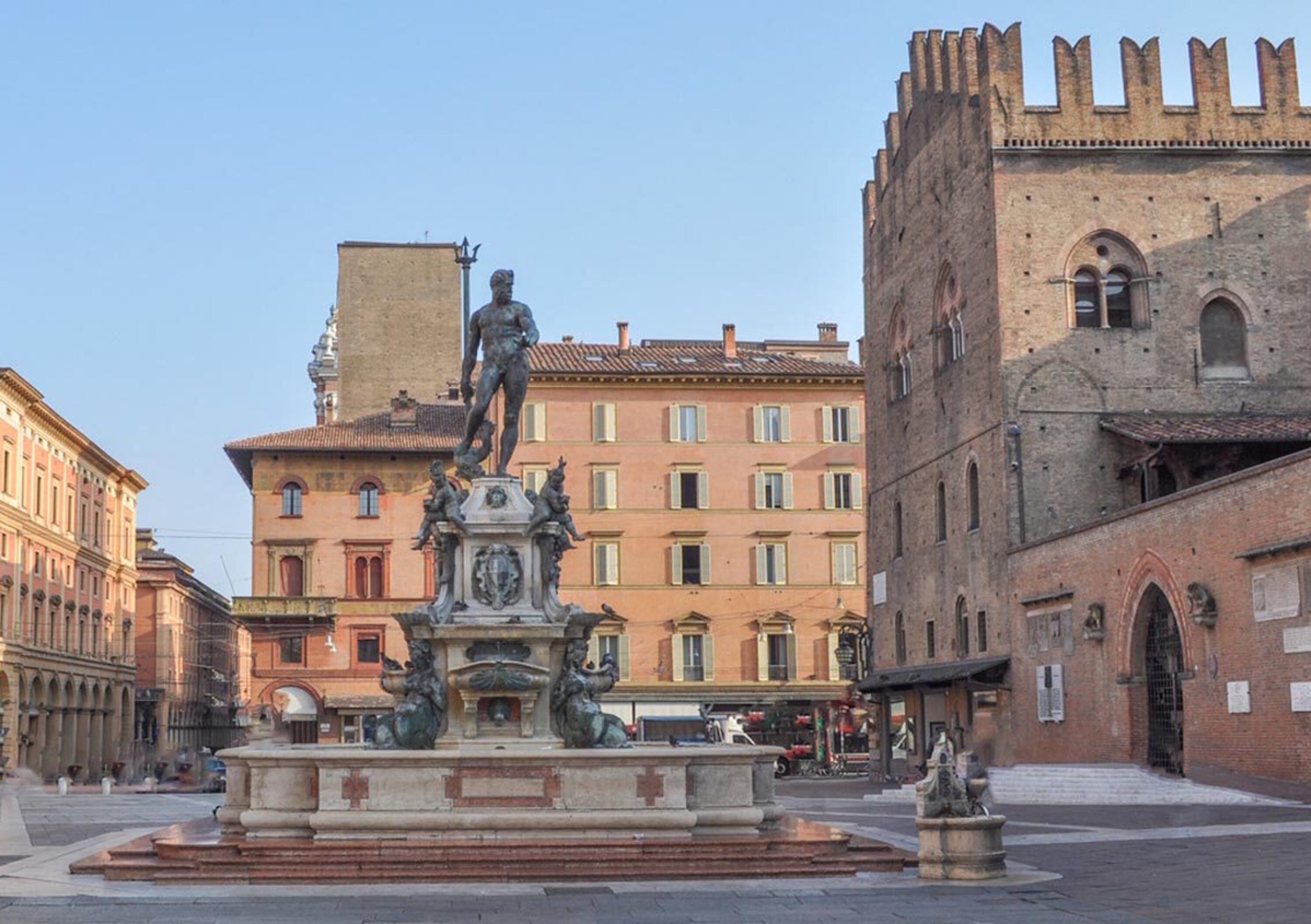 Bologna, troppe ibride ed elettriche: il centro storico trabocca