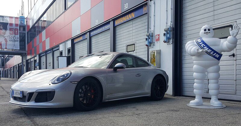 La 911 GTS 2017 in fianco al Bibendum