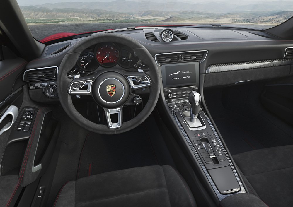 Gli interni personalizzati della 911 GTS 2017: feeling gara quanto basta, pregio e comfort in abbondanza