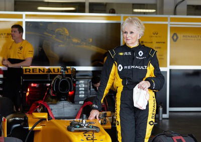 F1: Rosemary Smith, 79 anni, prova una monoposto al Paul Ricard [Video]