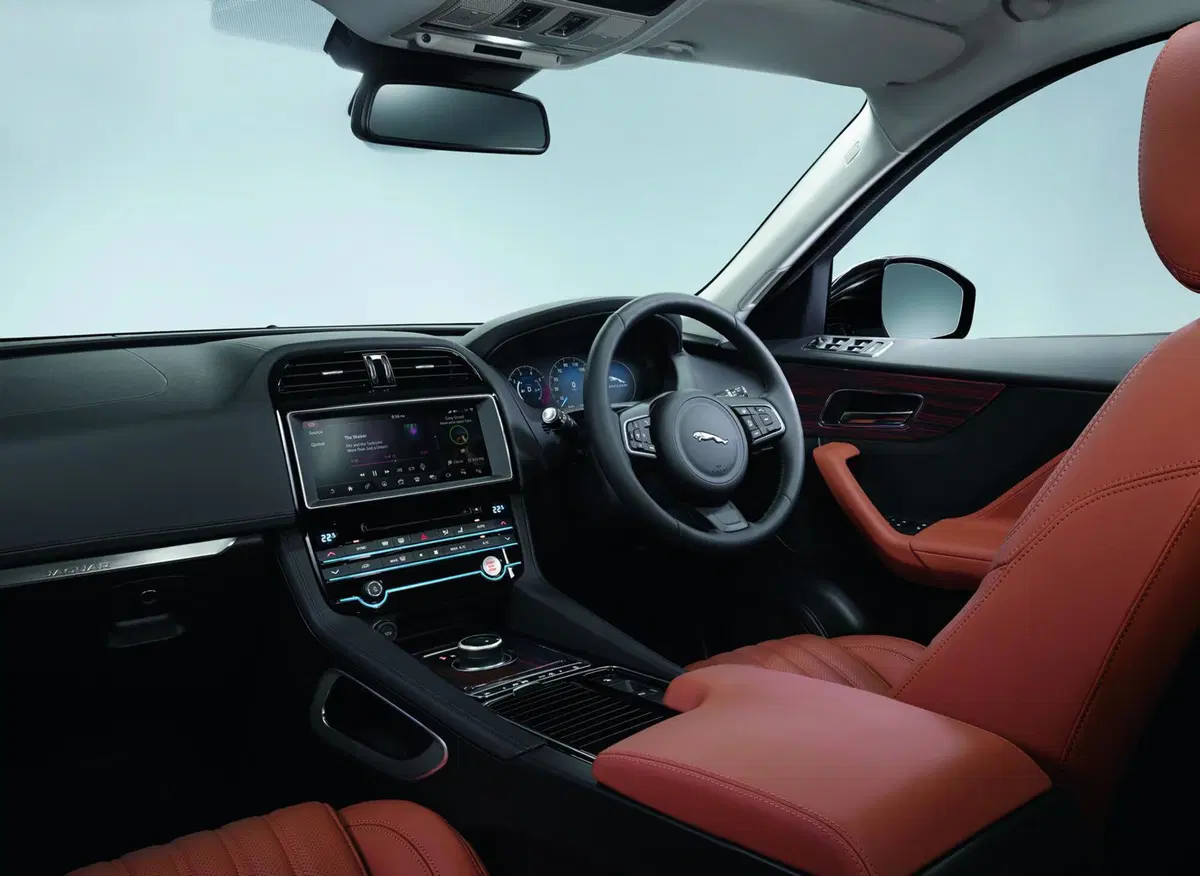 Jaguar F-Pace: lanciata la sfida a Porsche Macan (5)