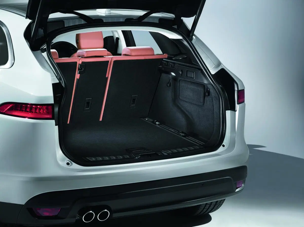 Jaguar F-Pace: lanciata la sfida a Porsche Macan (14)