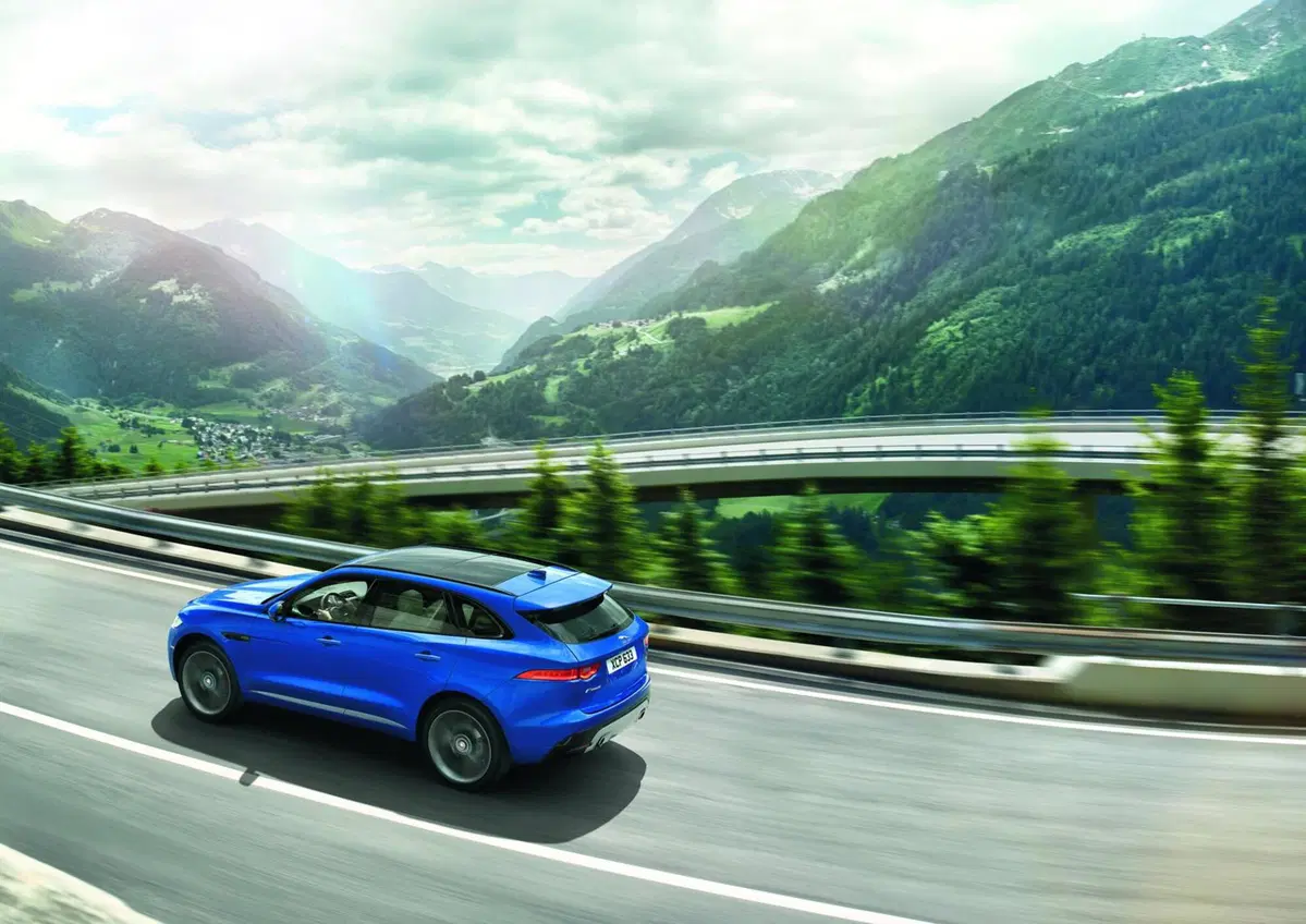 Jaguar F-Pace: lanciata la sfida a Porsche Macan (15)