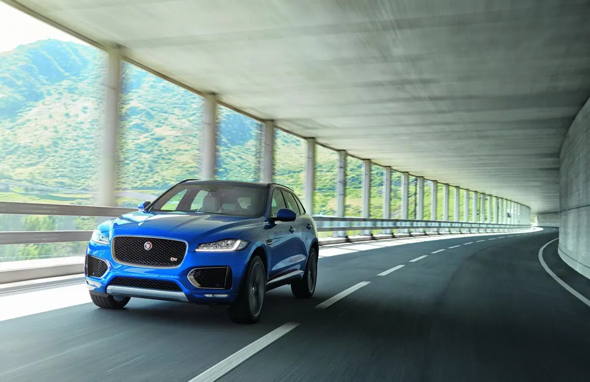 Jaguar F-Pace: lanciata la sfida a Porsche Macan (27)