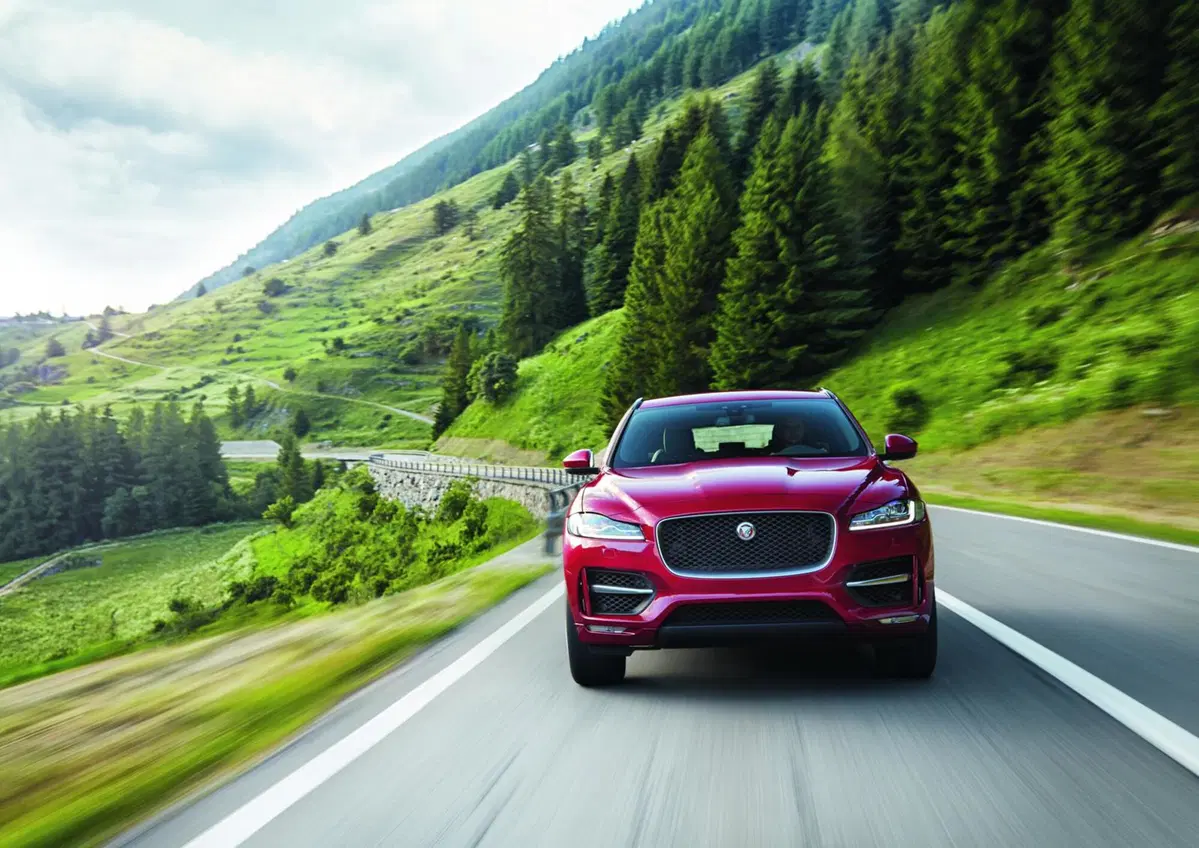 Jaguar F-Pace: lanciata la sfida a Porsche Macan (31)
