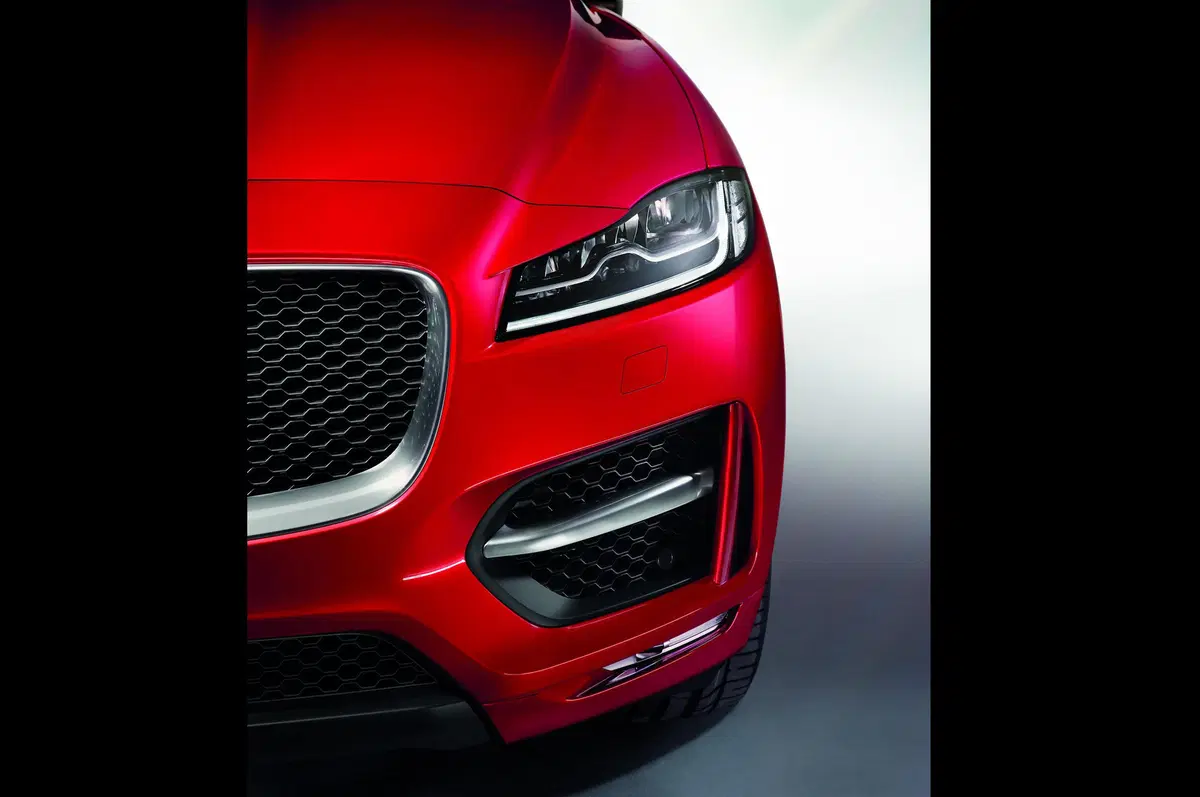 Jaguar F-Pace: lanciata la sfida a Porsche Macan (42)