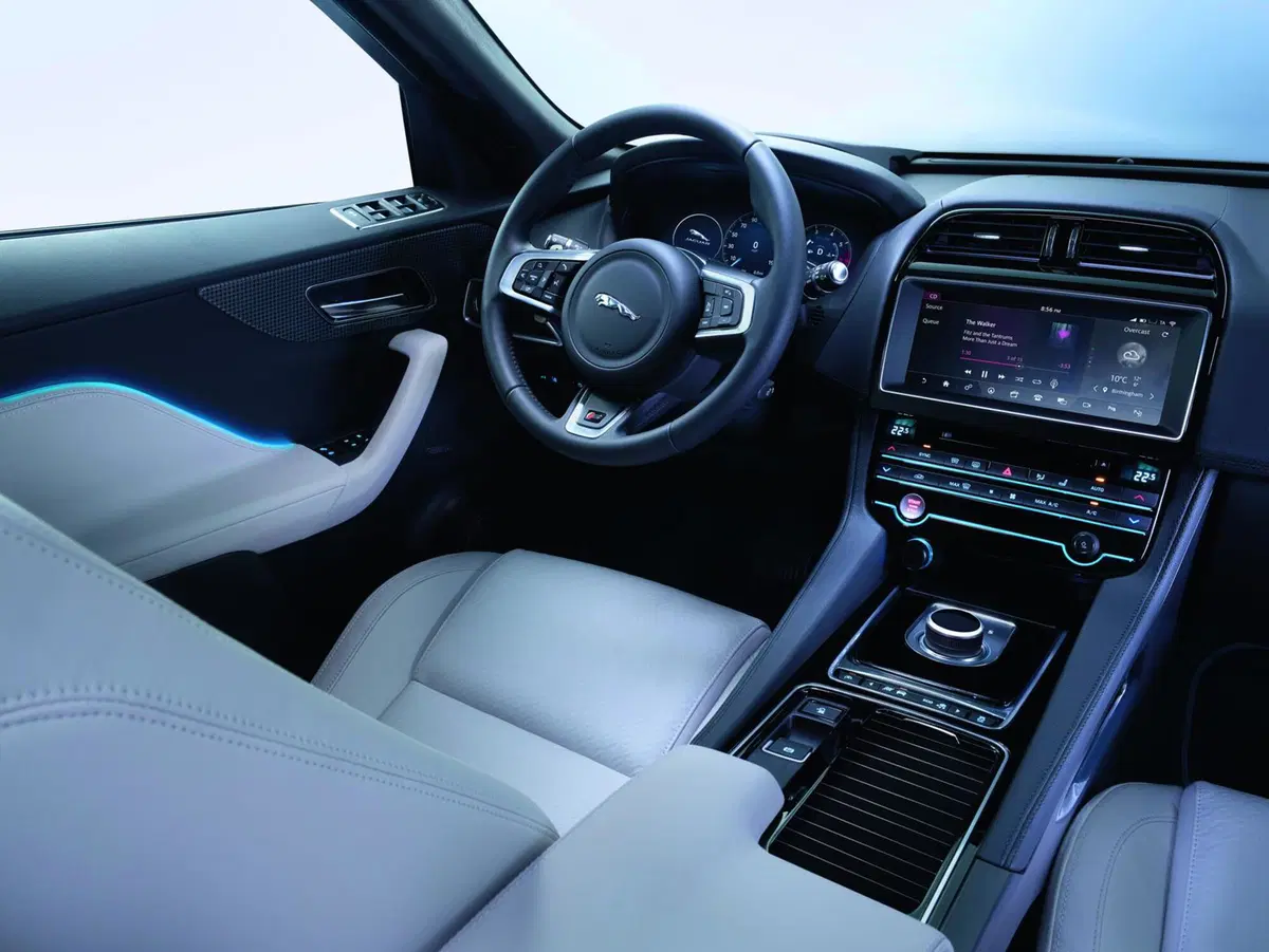 Jaguar F-Pace: lanciata la sfida a Porsche Macan (44)