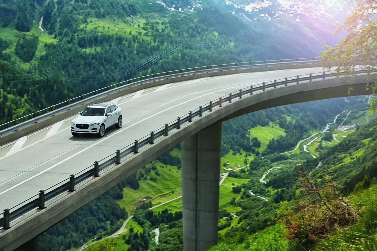 Jaguar F-Pace: lanciata la sfida a Porsche Macan (54)