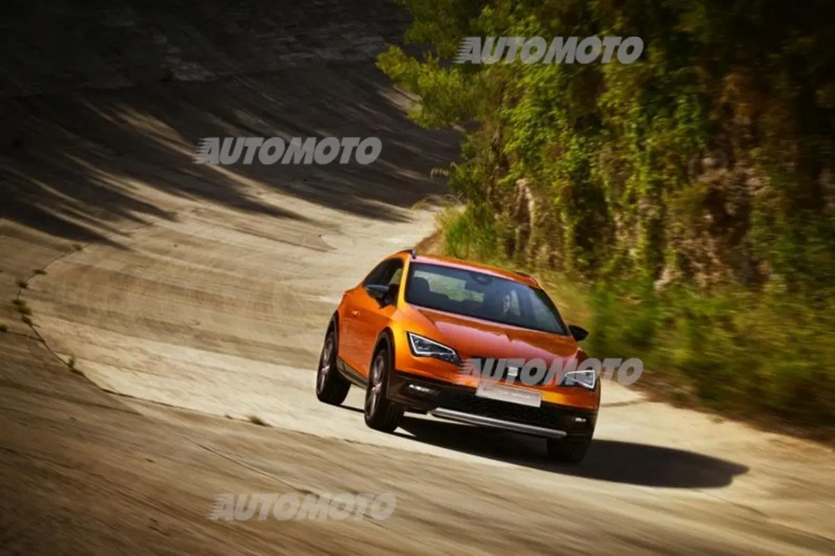 Seat Leon Cross Sport, la Cupra diventa SUV (18)