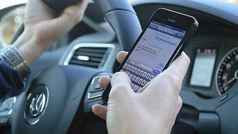 Cellulare in auto? Patente subito sospesa e multa raddoppiata