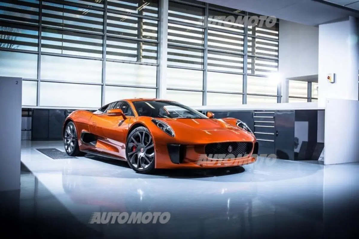 James Bond “Spectre”, ecco le Jaguar e Land Rover sul set (28)