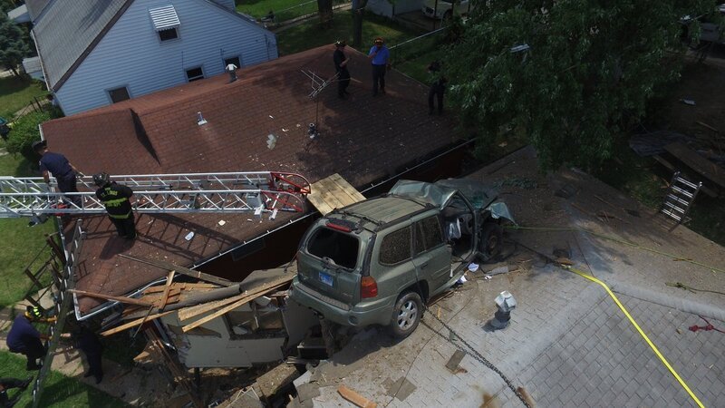 Incidente pazzesco di un SUV che raggiunge il tetto di una casa