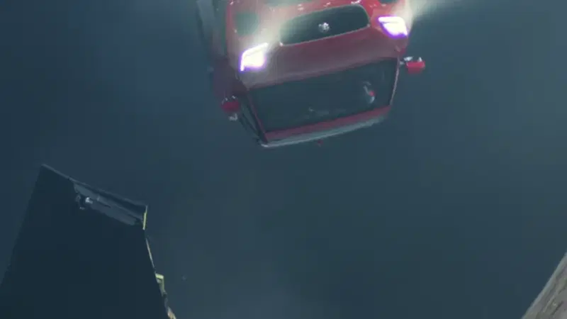 Jaguar E-Pace, incredibile trick per il SUV inglese