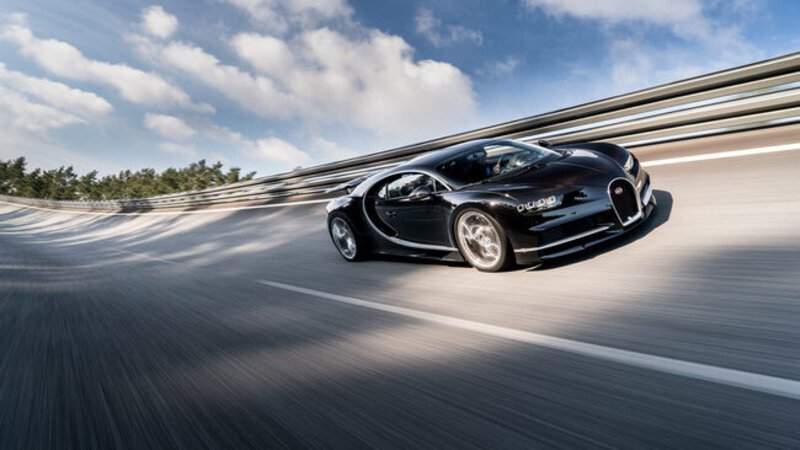 Bugatti, futuro ibrido assicurato