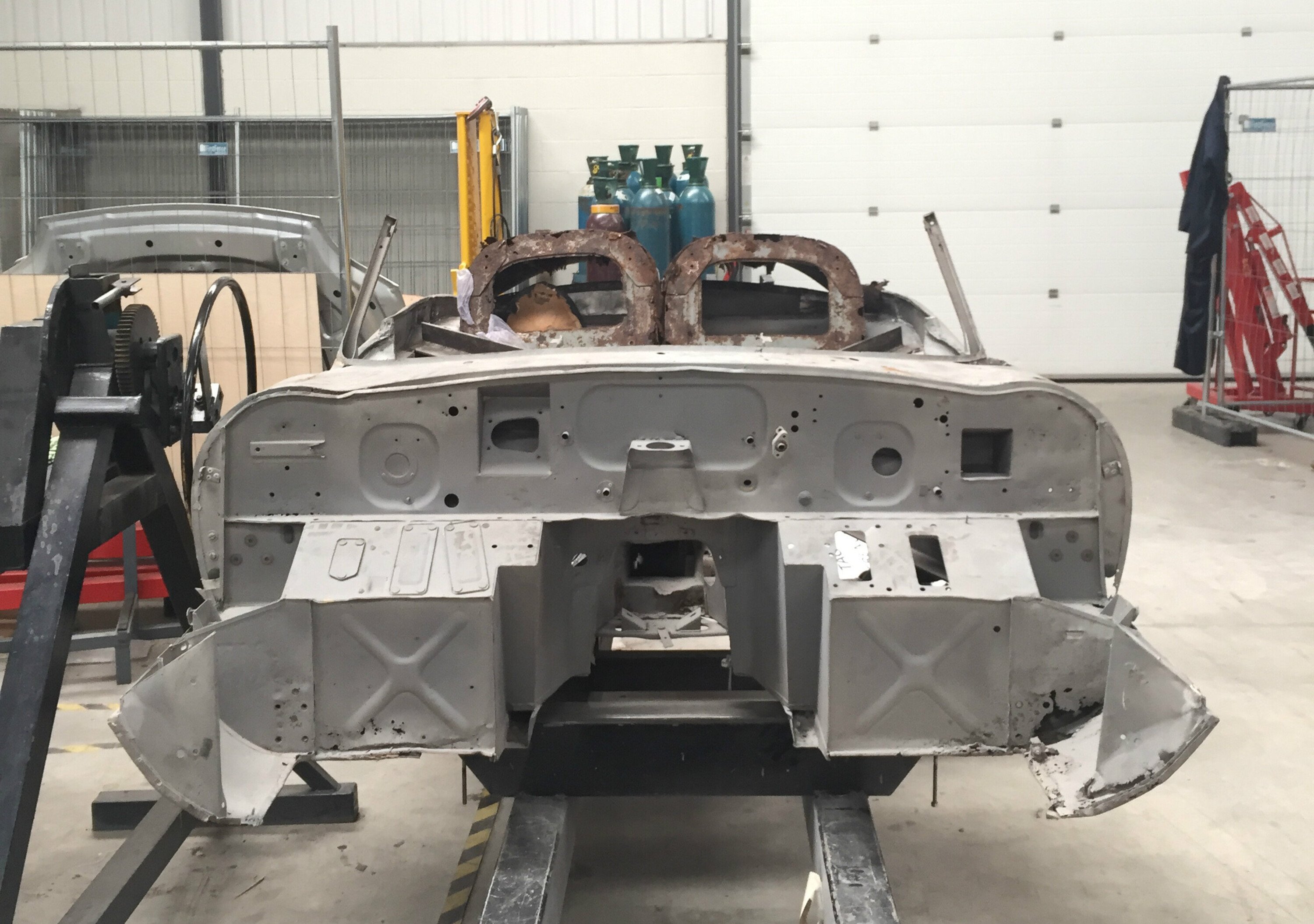 Jaguar, una 500 E-Type ritrovata a pezzi verr&agrave; restaurata