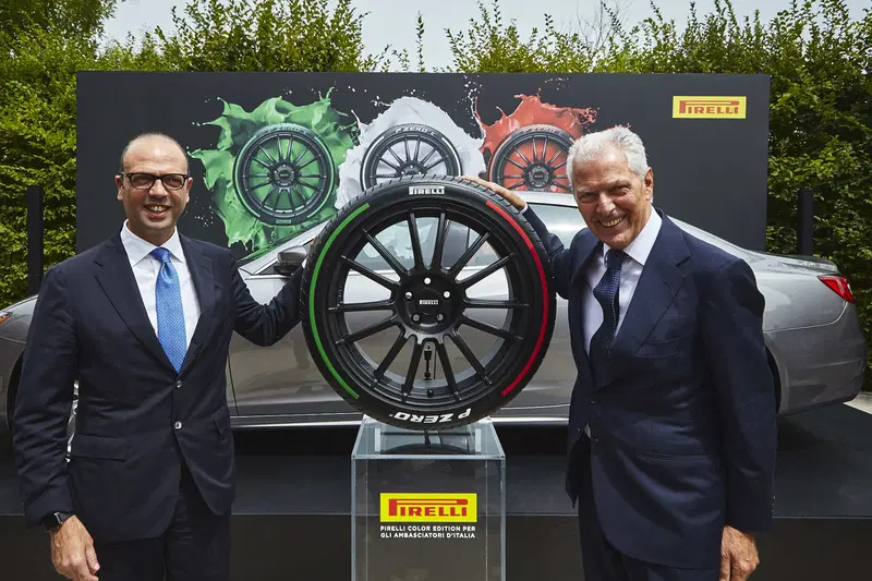 Alfano e Tronchetti Provera con la nuova gomma dedicata per le auto di rappresentanza italiane all'estero
