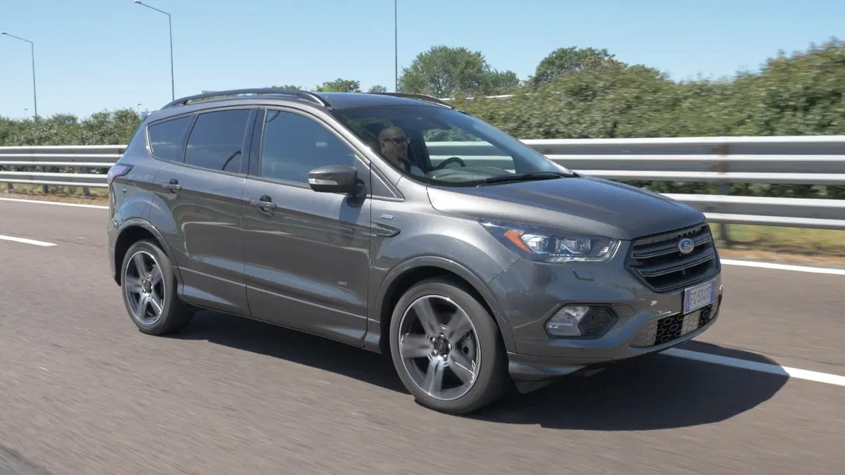 Ford Kuga 2012 vs Ford Kuga restyling: sembrano uguali (3)