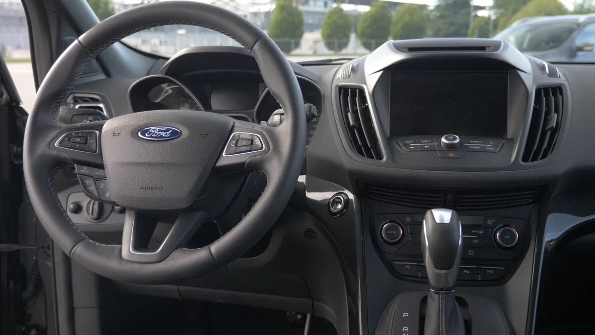 Ford Kuga 2012 vs Ford Kuga restyling: sembrano uguali (5)