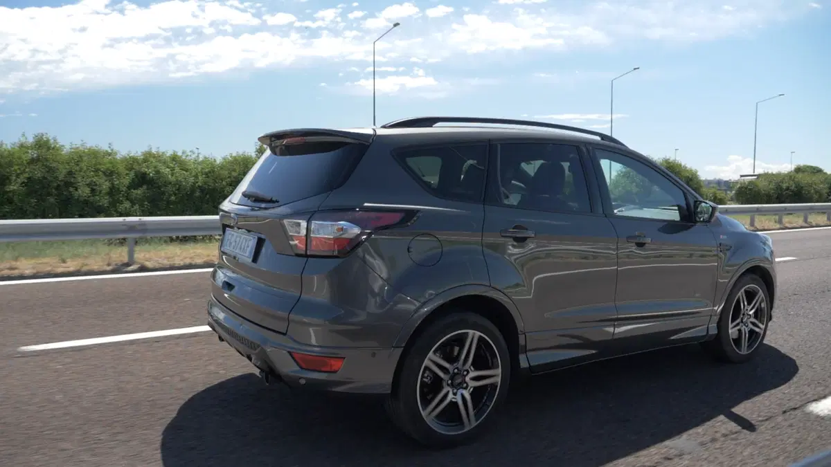 Ford Kuga 2012 vs Ford Kuga restyling: sembrano uguali (8)