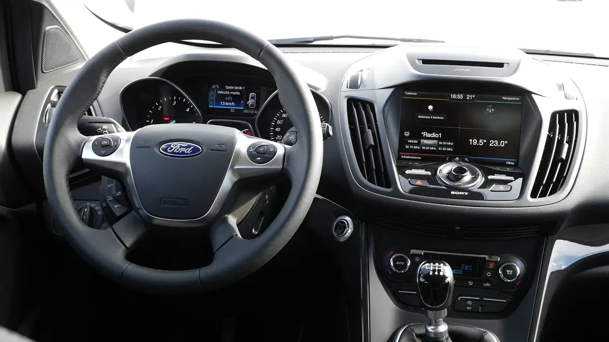 Ford Kuga 2012 vs Ford Kuga restyling: sembrano uguali (11)