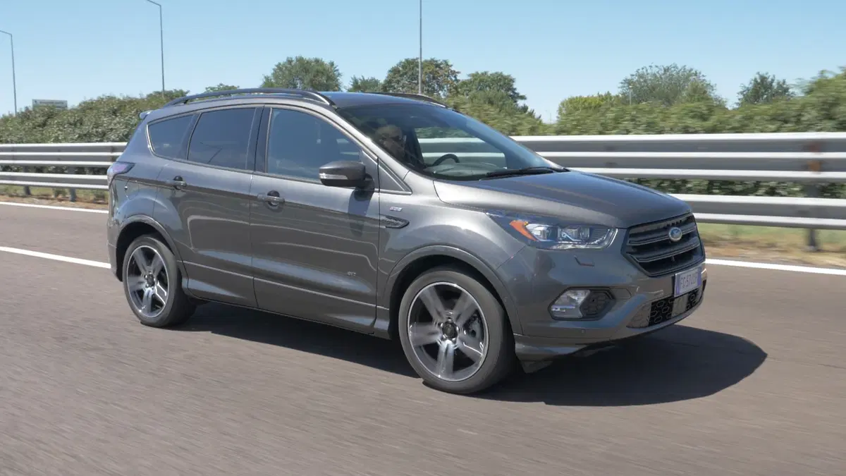 Ford Kuga 2012 vs Ford Kuga restyling: sembrano uguali (20)