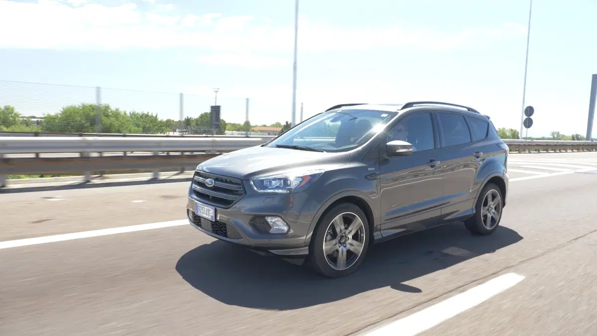 Ford Kuga 2012 vs Ford Kuga restyling: sembrano uguali (26)