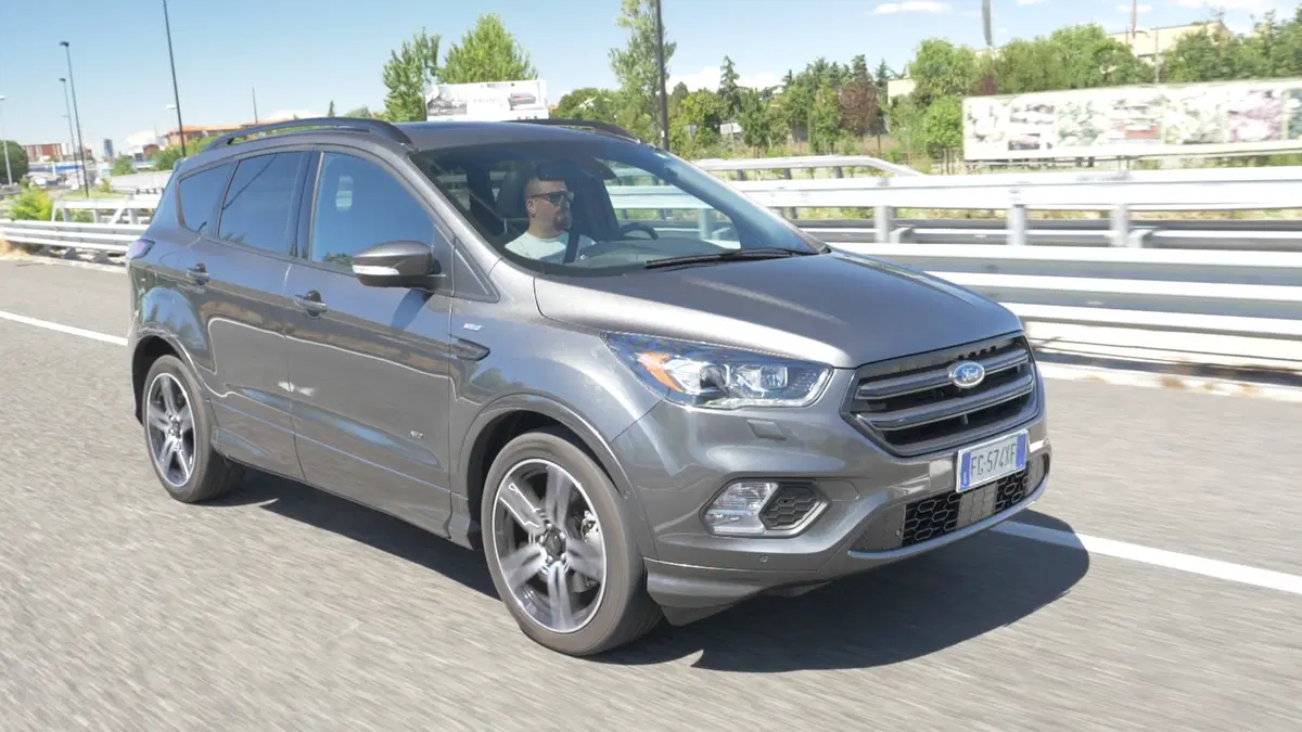 Ford Kuga 2012 vs Ford Kuga restyling: sembrano uguali (27)