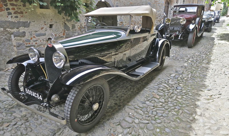 Questa Bugatti T40 ha 91 anni ed &egrave; assolutamente alla moda. Questo sotto &egrave; invece il panorama visto dalla Hispano  Suiza T49 Mulliner (mai restaurata!):comandi al volante come oggi. Alla premiazione pareva spenta ma era accesa: non un rumore, niente fumo, surreale. Regale