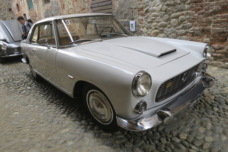 Flaminia Coup&eacute;, eleganza classica sopraffina di contro all&#039;ingegno dinamico straordinario di Spada, che seppe creare quell&#039;eleganza plastica irraggiungibile, per cui una Zagato si riconosce sempre: queste anime cos&igrave; diverse, torinese e milanese, sono gli ingredienti imprescindibili dell&#039;Italian Style. Ecco un&#039;altra Alfa Touring affacciarsi ai nostri pensieri...Dov&#039;&egrave; il Siluro Ricotti? Manca solo lui. Bella quest&#039;Italia, Torino, Milano, Brescia, Modena...un bel viaggio nello stile!