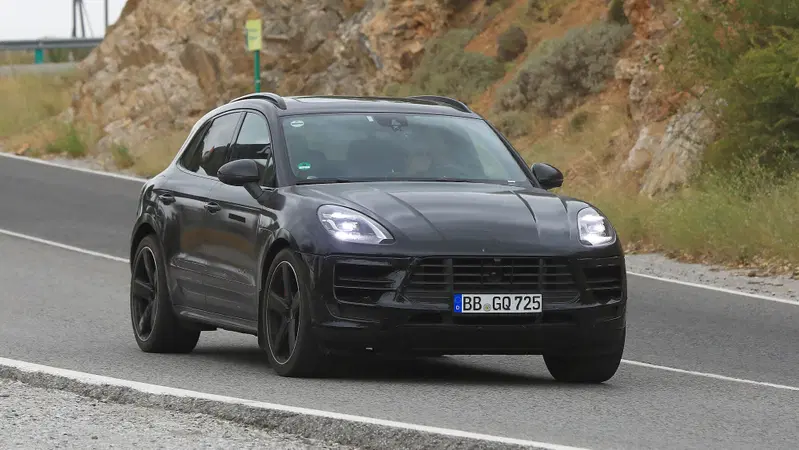 Porsche Macan restyling, le foto spia