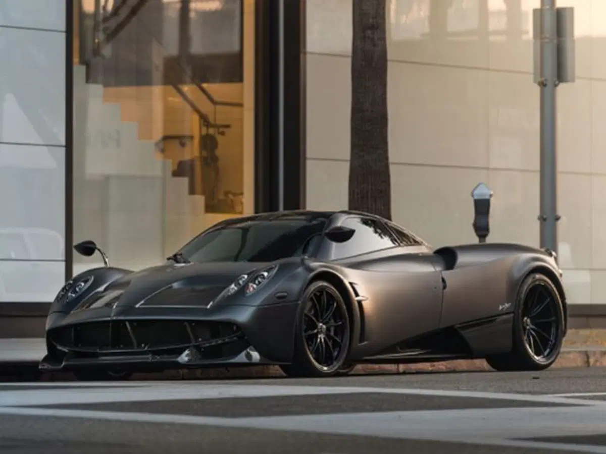 Pagani Huayra Tempesta: asta milionaria (2)