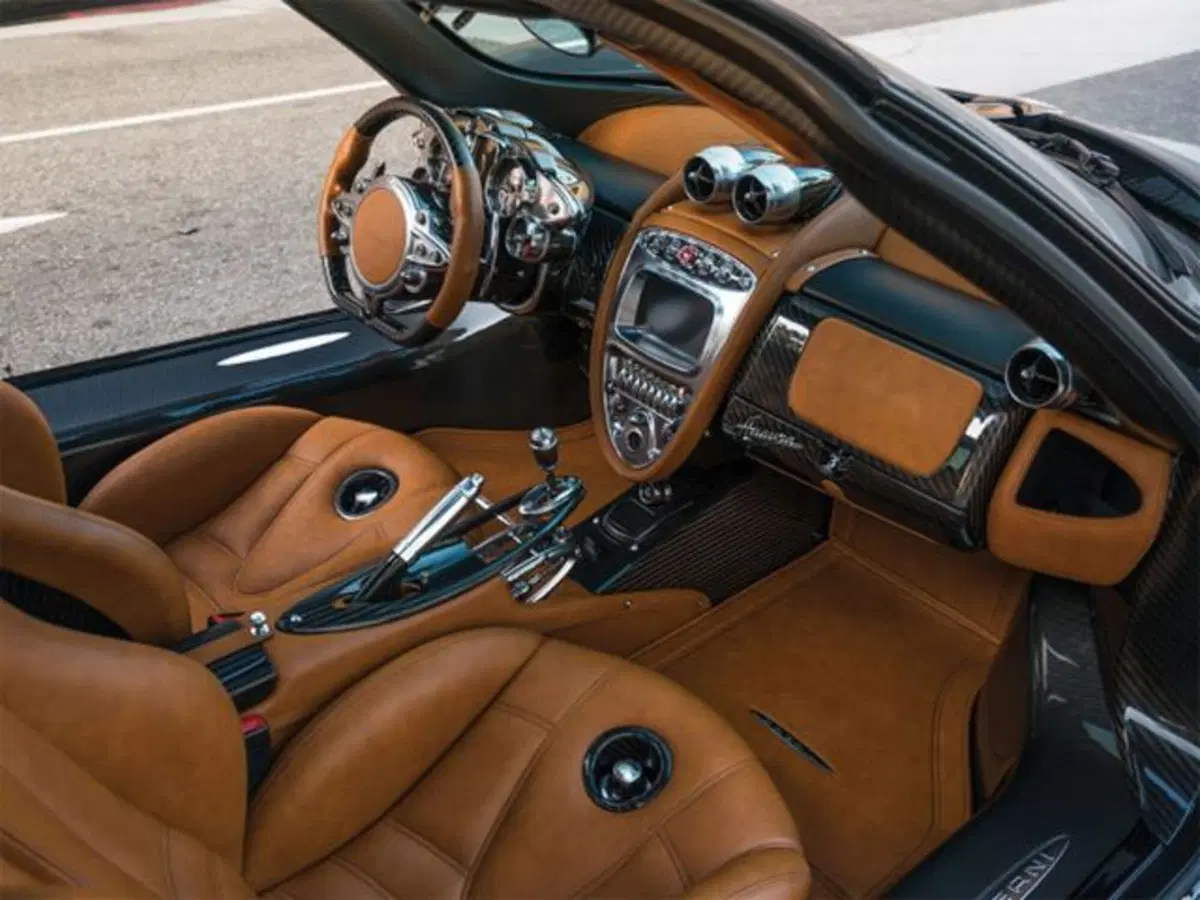 Pagani Huayra Tempesta: asta milionaria (3)