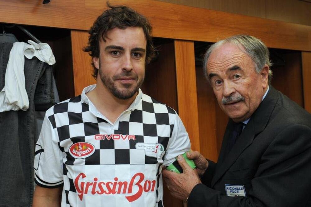 Sempre attivo e impegnato anche in campo per le partite, Fernando Alonso &egrave; tra i preferiti del coach